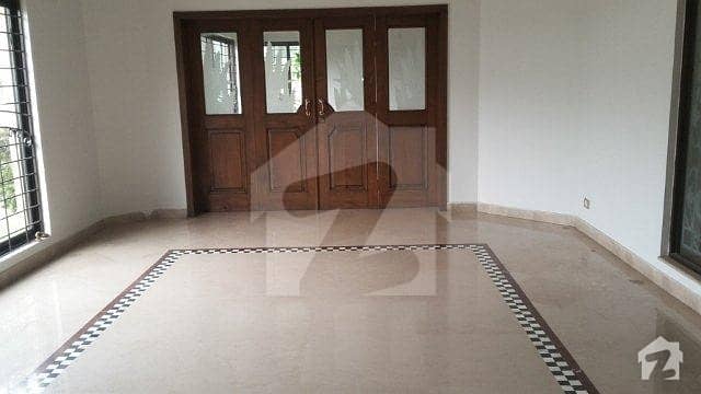 کینٹ لاہور میں 6 کمروں کا 1. 6 کنال مکان 4 لاکھ میں کرایہ پر دستیاب ہے۔