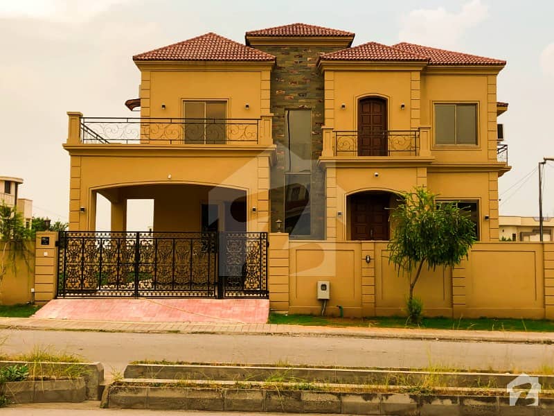 High Quality Corner 2 Kanal House With 1 Kanal Decorated Lawn Available For  Sale