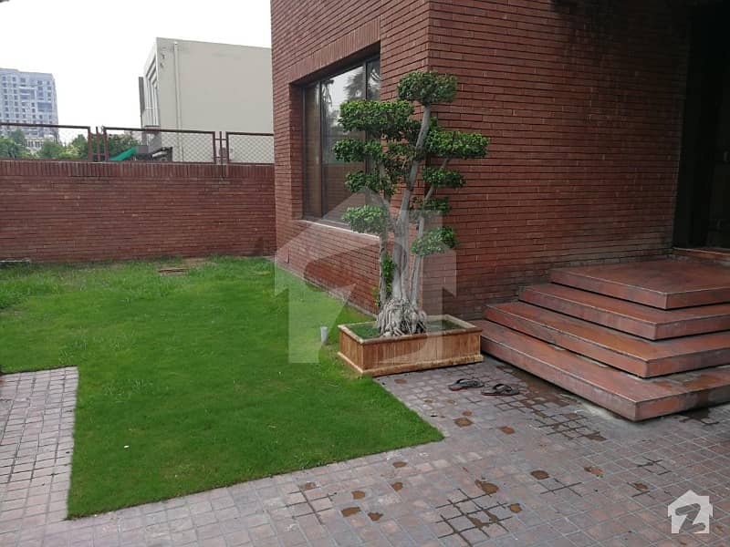 ڈی ایچ اے فیز 4 ڈیفنس (ڈی ایچ اے) لاہور میں 5 کمروں کا 1 کنال مکان 2. 2 لاکھ میں کرایہ پر دستیاب ہے۔