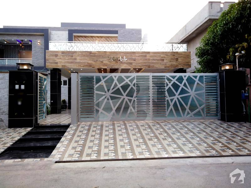 اقبال ایوینیو لاہور میں 6 کمروں کا 2.05 کنال مکان 8.5 کروڑ میں برائے فروخت۔