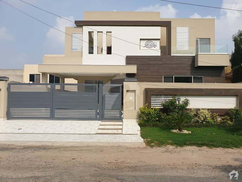 1 Kanal Ultra Modern House Very Hot Location Solid Construction