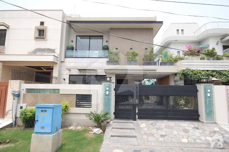 ڈی ایچ اے فیز 8 ڈیفنس (ڈی ایچ اے) لاہور میں 4 کمروں کا 10 مرلہ مکان 2. 9 کروڑ میں برائے فروخت۔