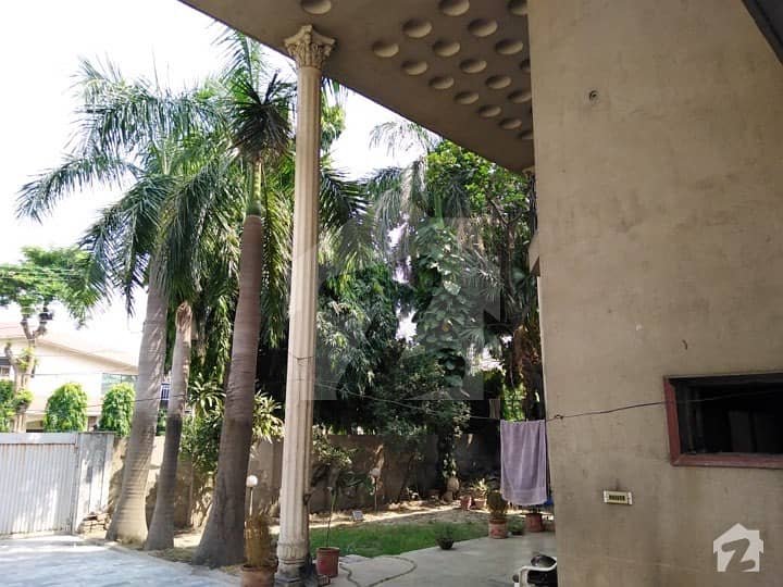 سرفراز رفیقی روڈ کینٹ لاہور میں 6 کمروں کا 2 کنال مکان 10.5 کروڑ میں برائے فروخت۔