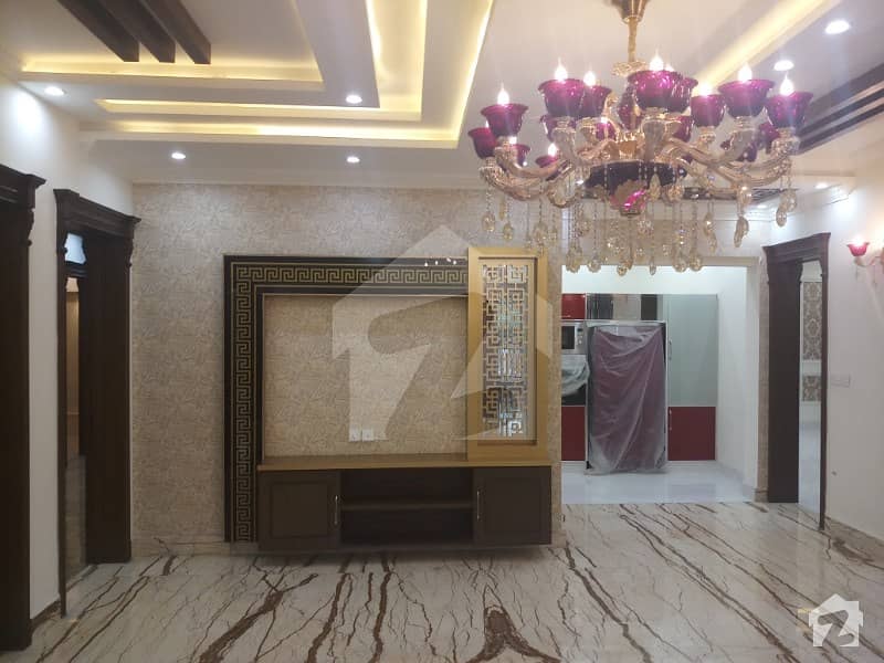 اقبال ایوینیو فیز 2 اقبال ایوینیو لاہور میں 5 کمروں کا 2 کنال مکان 8 کروڑ میں برائے فروخت۔