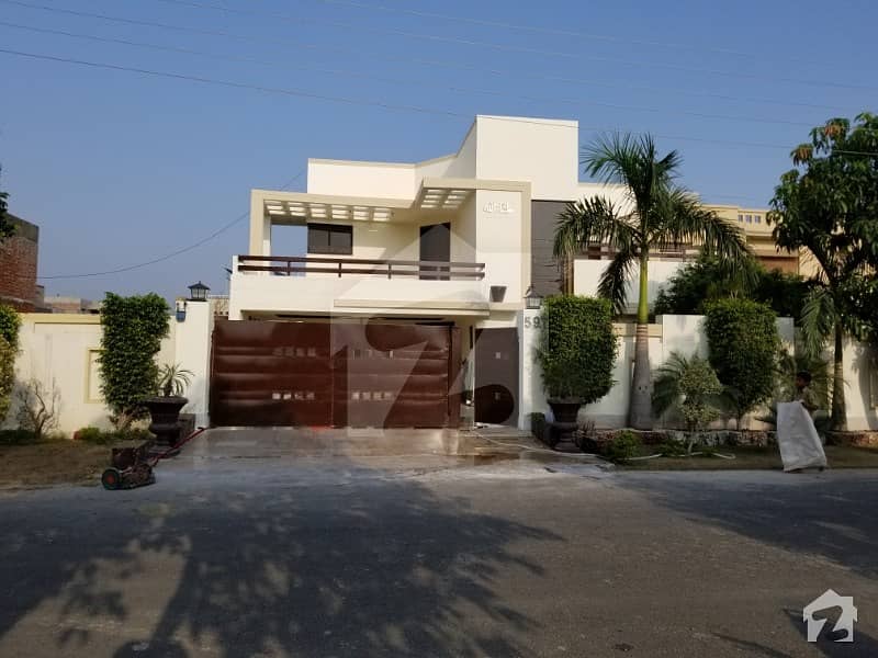طارق گارڈنز ۔ بلاک ڈی طارق گارڈنز لاہور میں 6 کمروں کا 1 کنال مکان 3.3 کروڑ میں برائے فروخت۔