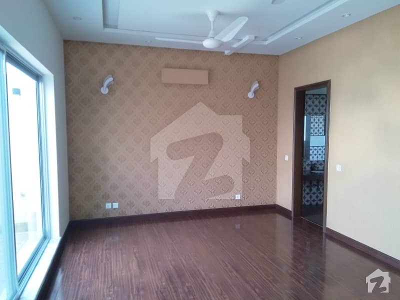 مسلم ٹاؤن لاہور میں 11 کمروں کا 10 مرلہ مکان 3.5 کروڑ میں برائے فروخت۔