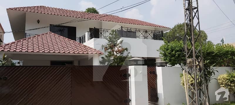 24 MARLA HOUSE IN CANTT URGENT FOR SALE
