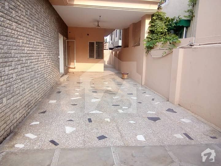 سرفراز رفیقی روڈ کینٹ لاہور میں 4 کمروں کا 2.2 کنال مکان 8 کروڑ میں برائے فروخت۔