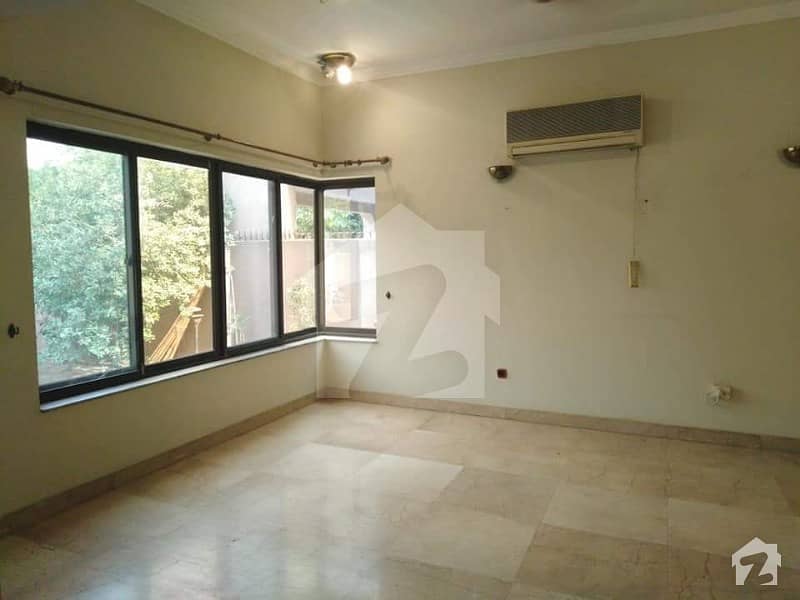 Offers DHA Slightly used 1 Kanal Full House is Available nice out class on Rent In DHA Phase  4 Lahore
