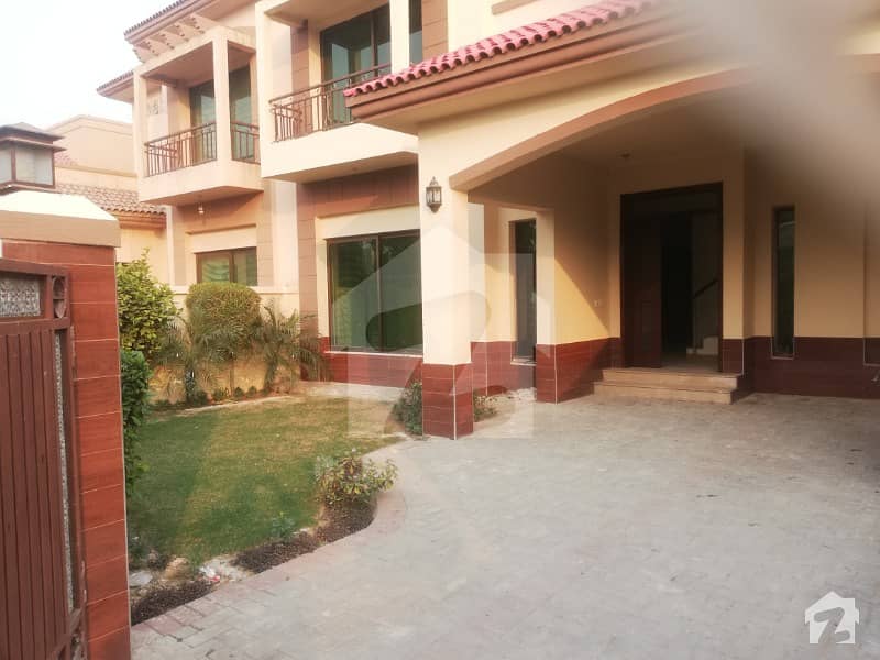 14 Marla Hot Location house on best Price in M  1 Lake City