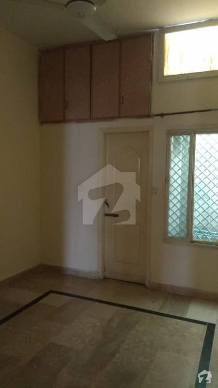 Upper Portion For Rent in Green Avenue