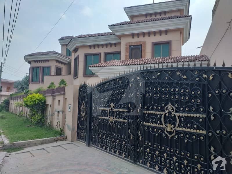 رضوان گارڈن سکیم لاہور میں 7 کمروں کا 1 کنال مکان 1 لاکھ میں کرایہ پر دستیاب ہے۔