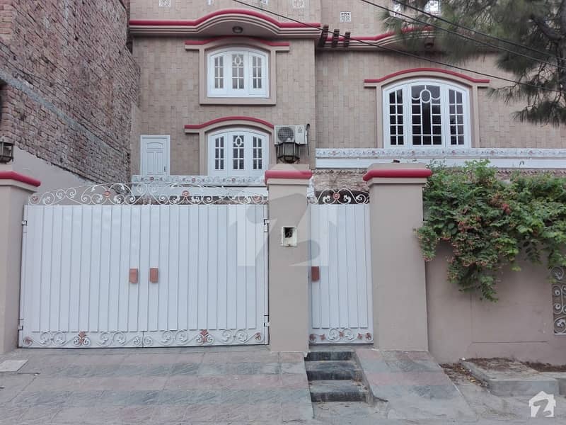 سعید کالونی فیصل آباد میں 10 مرلہ مکان 1. 8 کروڑ میں برائے فروخت۔