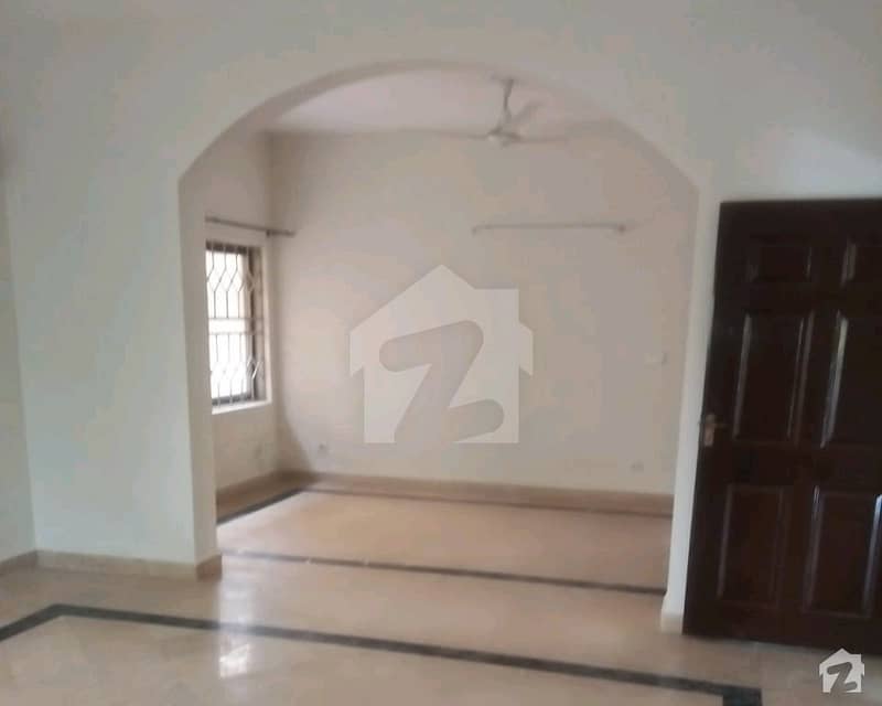 پی اے ایف فالکن کمپلیکس گلبرگ لاہور میں 5 کمروں کا 1 کنال مکان 1. 35 لاکھ میں کرایہ پر دستیاب ہے۔