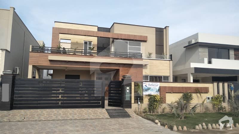 1 KANAL LUXURY BUNGALOW FOR SALE NEAR FACING PARK AND COMMERCIAL