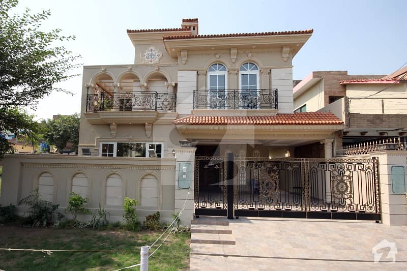 LAHORE GRANDE Excellent Location Brand New 10 Marla Luxury House for Sale