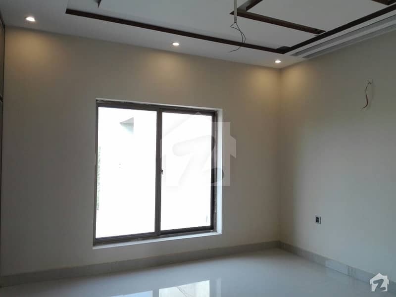 واپڈا سٹی فیصل آباد میں 4 کمروں کا 10 مرلہ مکان 1.6 کروڑ میں برائے فروخت۔