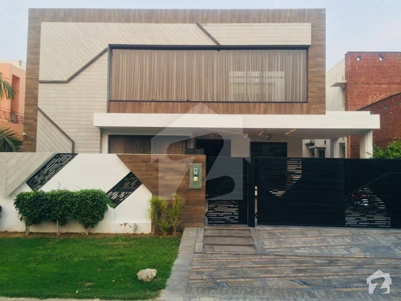 ڈی ایچ اے فیز 6 - بلاک سی فیز 6 ڈیفنس (ڈی ایچ اے) لاہور میں 5 کمروں کا 1 کنال مکان 4. 25 کروڑ میں برائے فروخت۔