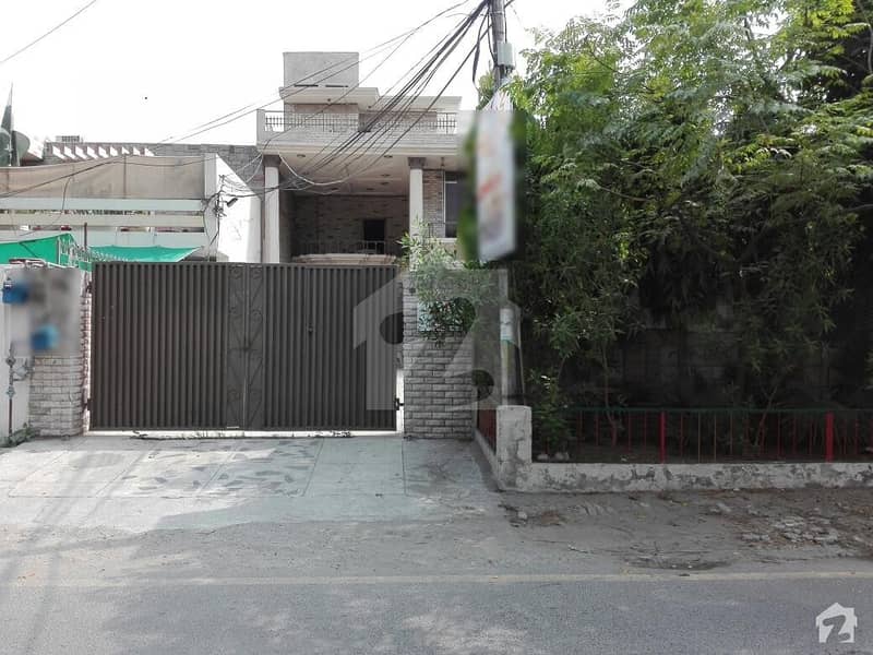 گارڈن ٹاؤن - بابر بلاک گارڈن ٹاؤن لاہور میں 5 کمروں کا 1 کنال مکان 2.25 لاکھ میں کرایہ پر دستیاب ہے۔