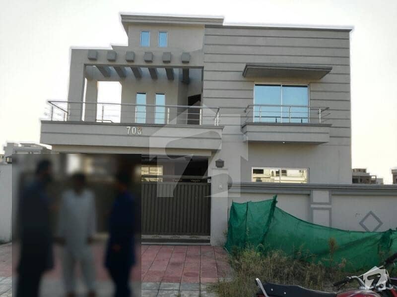 10 Marla New House For Rent in sector D Bahria Town phase 8 Real picture