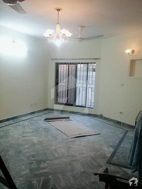 1 Kanal House  For Rent  Bed 3 Bath D/D  TV Lounge Servant Room With Attached Bath Marble Flooring For Rent In G-11