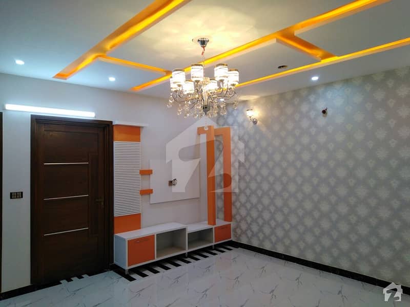 ویلینشیاء ہاؤسنگ سوسائٹی لاہور میں 5 کمروں کا 1 کنال مکان 1.1 لاکھ میں کرایہ پر دستیاب ہے۔