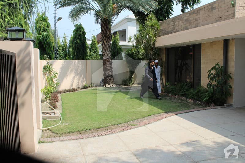 ڈی ایچ اے فیز 2 ڈیفنس (ڈی ایچ اے) لاہور میں 6 کمروں کا 1 کنال مکان 1.1 لاکھ میں کرایہ پر دستیاب ہے۔