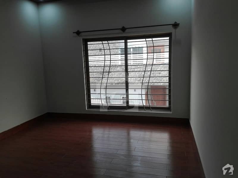 مین مانسہرہ روڈ ایبٹ آباد میں 6 کمروں کا 10 مرلہ مکان 2.5 کروڑ میں برائے فروخت۔