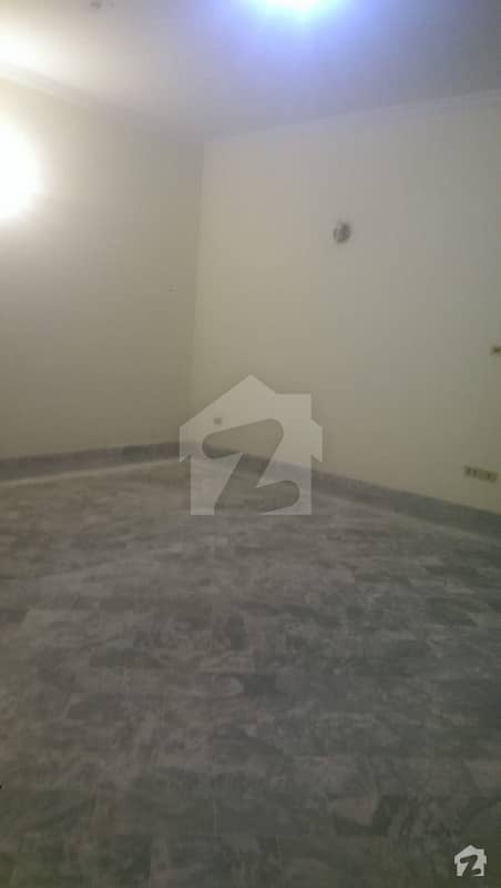 1 KANAL HOUSE IS AVALIBLE FOR RENT