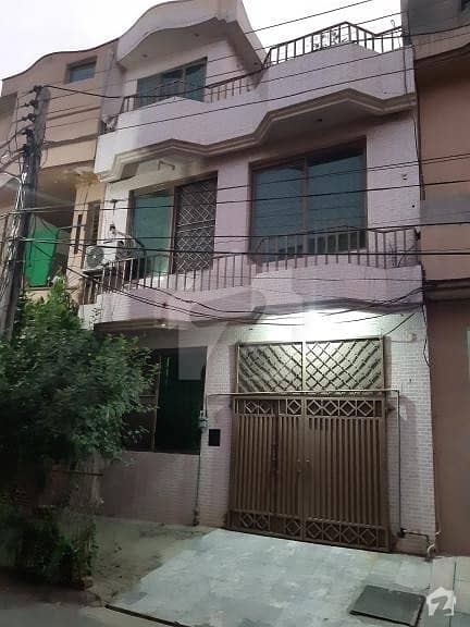جوہر ٹاؤن لاہور میں 4 کمروں کا 4 مرلہ مکان 1.1 کروڑ میں برائے فروخت۔