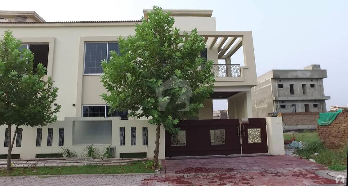 Brand New Beautiful And Outclass 10 Marla House Available For Sale Front Open Prime Location