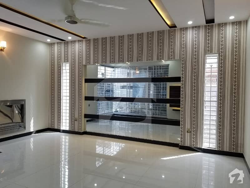 New Kanal upper 3beds Tiled Car Porch Servant Quarter near UCP Shoukat Khanum