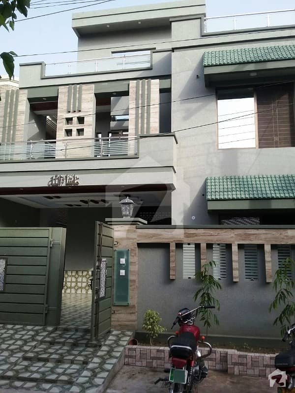 پی آئی اے ہاؤسنگ سکیم لاہور میں 5 کمروں کا 10 مرلہ مکان 2.4 کروڑ میں برائے فروخت۔