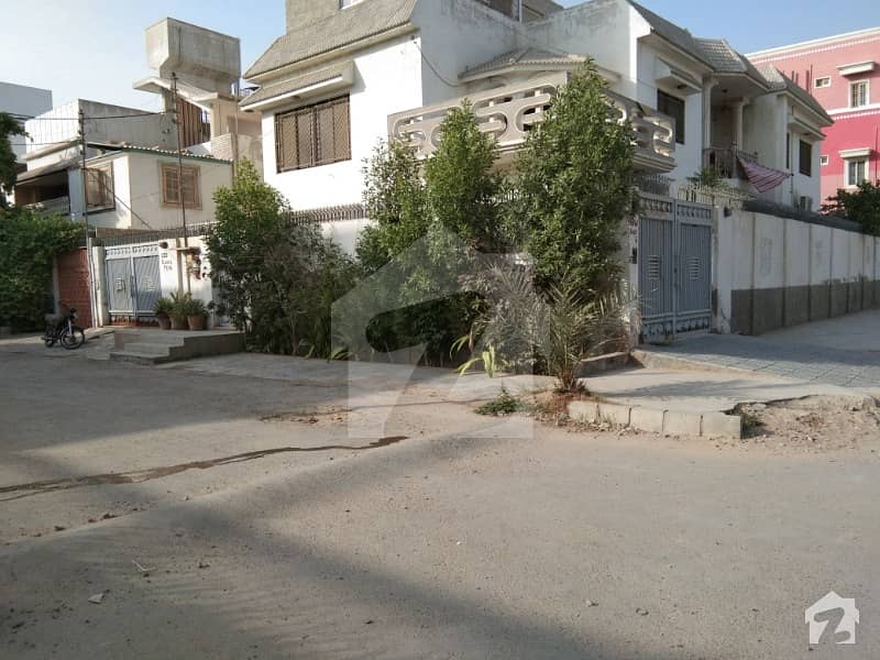 پی ای سی ایچ ایس بلاک 6 پی ای سی ایچ ایس جمشید ٹاؤن کراچی میں 9 کمروں کا 16 مرلہ مکان 6.25 کروڑ میں برائے فروخت۔