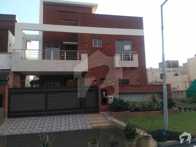 ویلینشیاء ہاؤسنگ سوسائٹی لاہور میں 5 کمروں کا 10 مرلہ مکان 2.45 کروڑ میں برائے فروخت۔