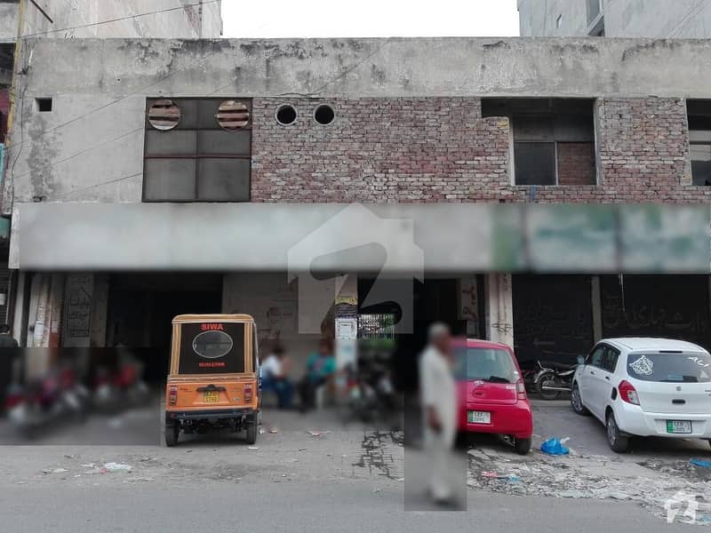مون مارکیٹ علامہ اقبال ٹاؤن لاہور میں 1 کنال عمارت 18 کروڑ میں برائے فروخت۔