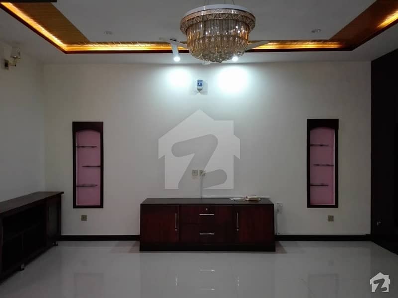 ایف ۔ 10 اسلام آباد میں 6 کمروں کا 1.11 کنال مکان 7 کروڑ میں برائے فروخت۔