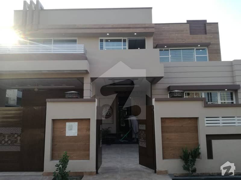 ویلینشیاء ہاؤسنگ سوسائٹی لاہور میں 5 کمروں کا 1 کنال مکان 3.5 کروڑ میں برائے فروخت۔