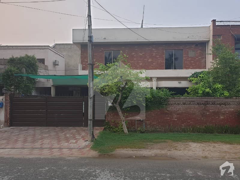ماڈل ٹاؤن ۔ بلاک ایچ ماڈل ٹاؤن لاہور میں 5 کمروں کا 1 کنال مکان 6 کروڑ میں برائے فروخت۔