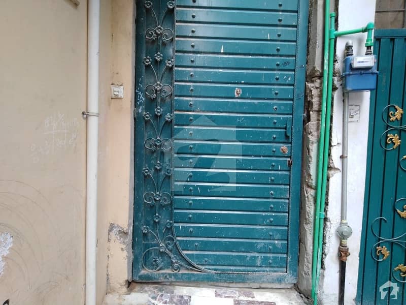 گلبرگ پشاور میں 2 کمروں کا 2 مرلہ زیریں پورشن 33 لاکھ میں برائے فروخت۔