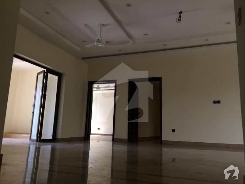 نثار کالونی کینٹ لاہور میں 7 کمروں کا 2.5 کنال مکان 3 لاکھ میں کرایہ پر دستیاب ہے۔