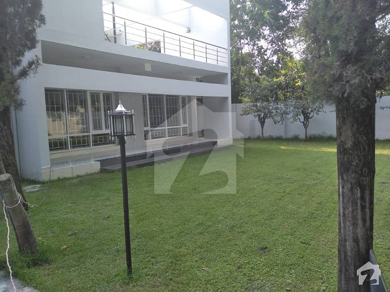 Sector F-6 5 Bedrooms house available for rent