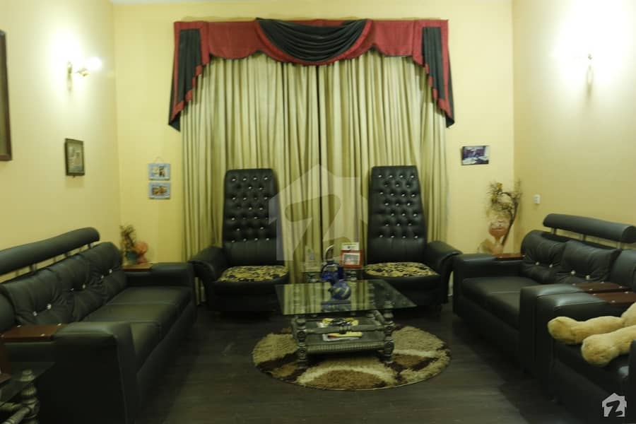 ماڈل ٹاؤن ۔ بلاک ایم ماڈل ٹاؤن لاہور میں 5 کمروں کا 10 مرلہ مکان 2.5 کروڑ میں برائے فروخت۔