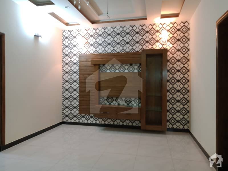 جوہر ٹاؤن فیز 2 جوہر ٹاؤن لاہور میں 5 کمروں کا 5 مرلہ مکان 1.75 کروڑ میں برائے فروخت۔