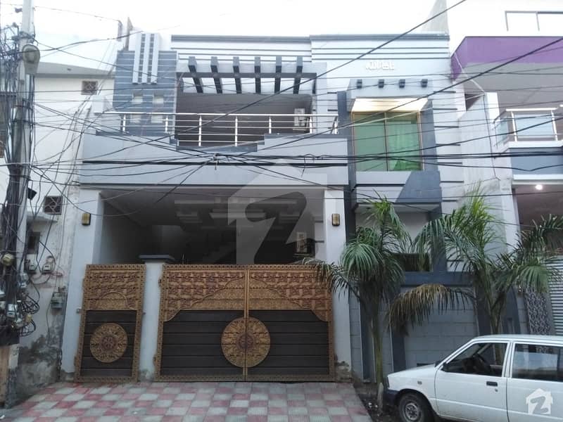 علامہ اقبال ٹاؤن بہاولپور میں 5 کمروں کا 8 مرلہ مکان 1.6 کروڑ میں برائے فروخت۔