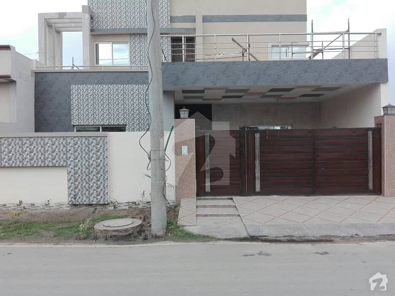 ایڈن ویلی فیصل آباد میں 5 کمروں کا 10 مرلہ مکان 3. 5 کروڑ میں برائے فروخت۔