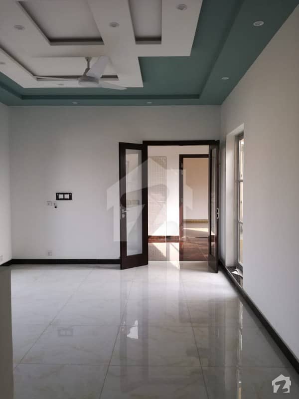 ڈی ایچ اے فیز 8 - بلاک پی ڈی ایچ اے فیز 8 ڈیفنس (ڈی ایچ اے) لاہور میں 5 کمروں کا 1 کنال مکان 3.8 کروڑ میں برائے فروخت۔