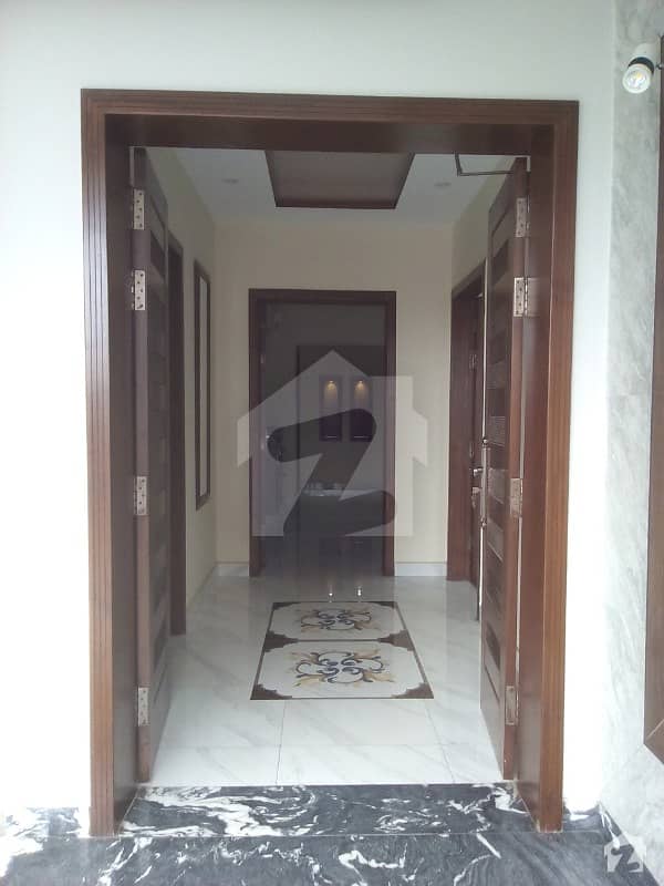 طارق گارڈنز لاہور میں 5 کمروں کا 10 مرلہ مکان 2.4 کروڑ میں برائے فروخت۔