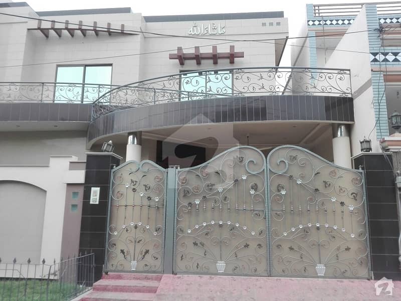 گرین ٹاؤن فیصل آباد میں 5 کمروں کا 10 مرلہ مکان 1.8 کروڑ میں برائے فروخت۔