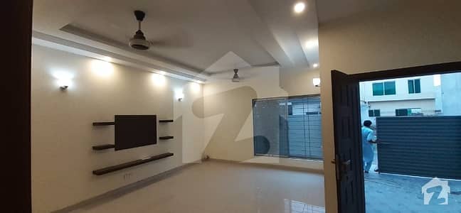 Here Is A Good Opportunity To Live In A Well-Built House Here Is A Good Opportunity To Live In A Well-Built House
